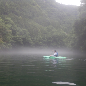 霧に包まれた白丸湖でカヤック体験