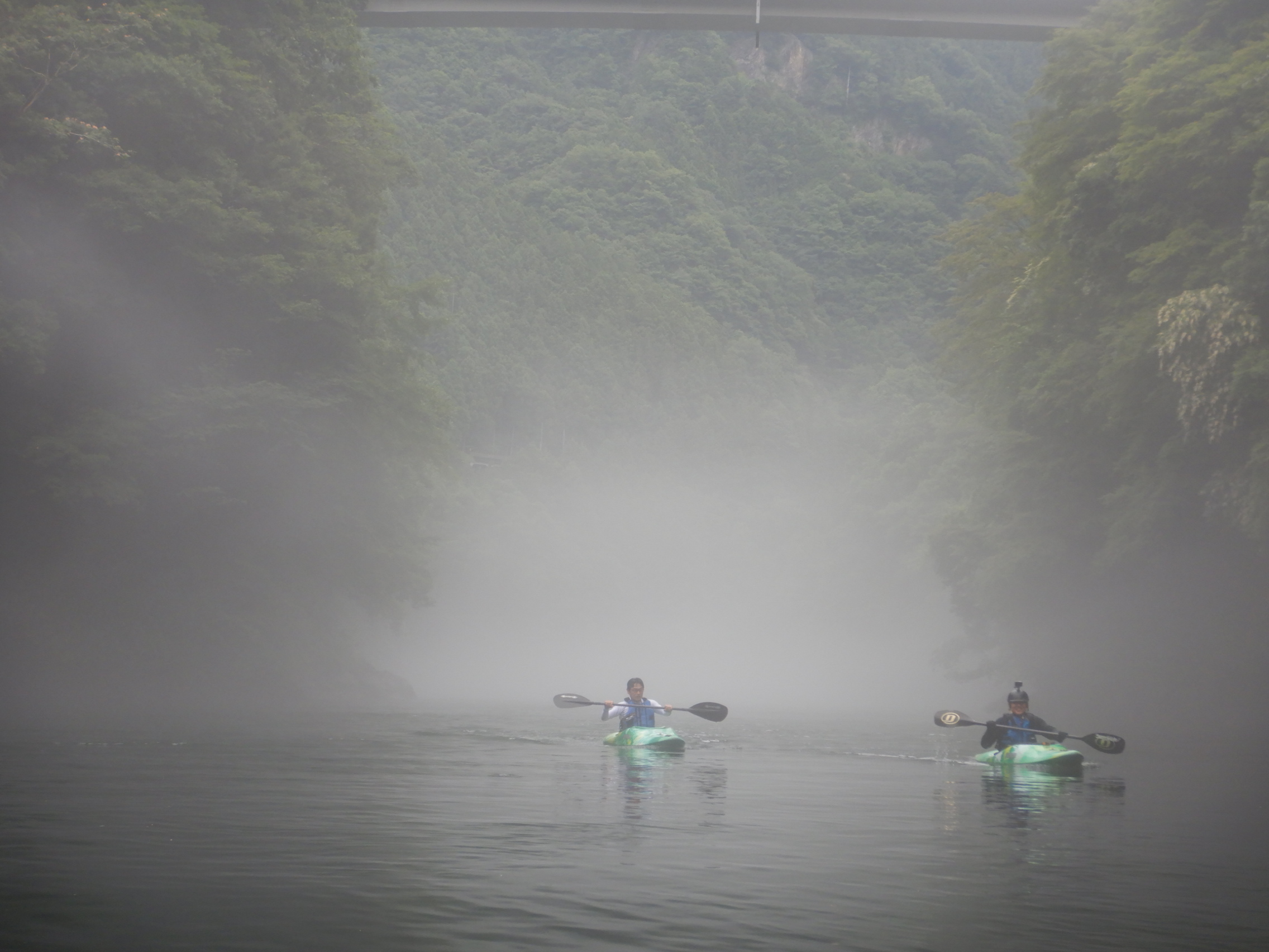 霧に包まれた白丸湖でカヤック体験 | 東京 奥多摩にあるカヤック