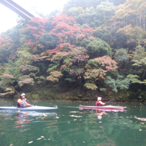 白丸湖の紅葉カヤック体験